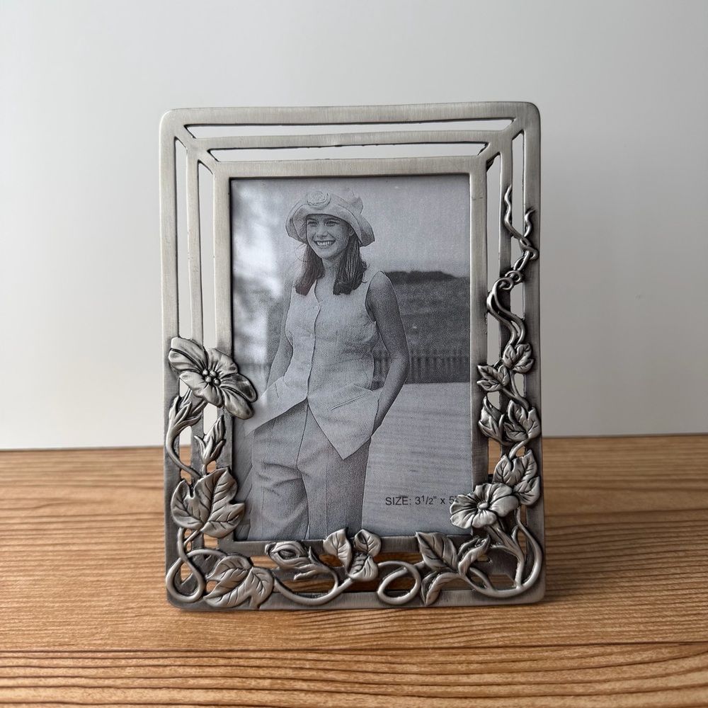 Vintage Pewter Floral Morning Glory Flower Silver Tone Metal Picture Frame